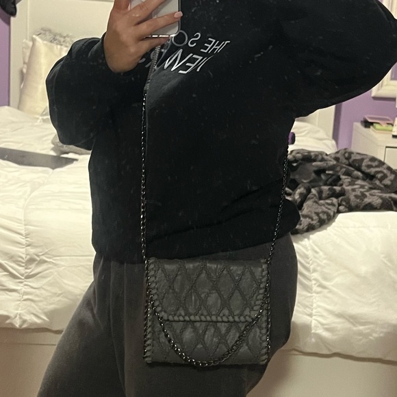 Elegant Quilted Crossbody Bag in Burgundy - Picture 9 of 10